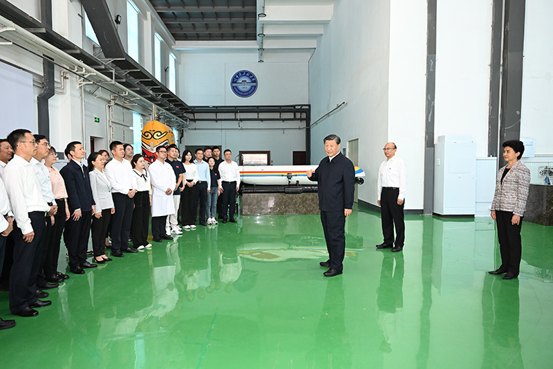9月6日至8日，中共中央总书记、国度主席、中央军委主席习近平在黑龙江调查。这是7日上午，习近平在哈尔滨工程大学调查时，同师生代表亲切互换。