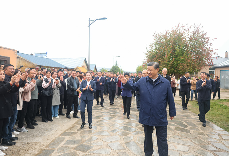 9月6日至8日，中共中央总书记、国度主席、中央军委主席习近平在黑龙江调查。这是6日下午，习近平在大兴安岭地域漠河市北极村调查时，向本地人民挥手致意。