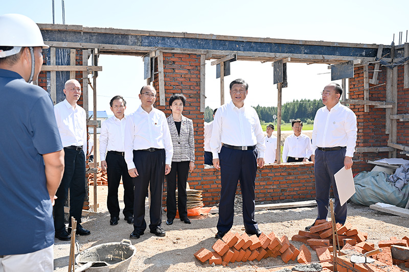 9月6日至8日，中共中央总书记、国度主席、中央军委主席习近平在黑龙江调查。这是7日上午，习近平在遭逢洪涝灾害的哈尔滨尚志市老街基乡龙王庙村，观察水毁房屋沉建情况。